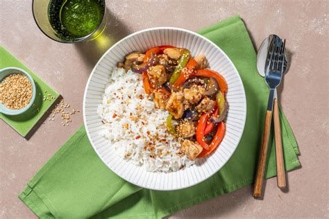 Pollo teriyaki servido con arroz y verduras salteadas