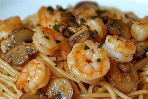 Espaguetis con gambas y champiñones en un plato