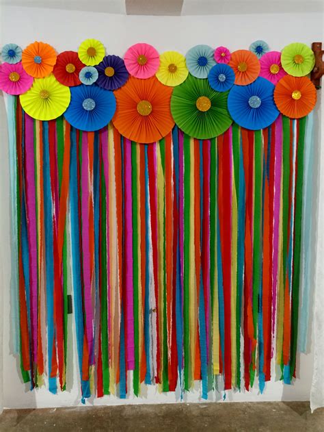 Diseño de photocall creativo con cortinas de papel colorido