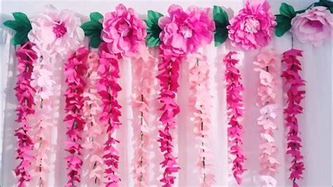 Ejemplo de cortina decorativa con flores de papel artesanales