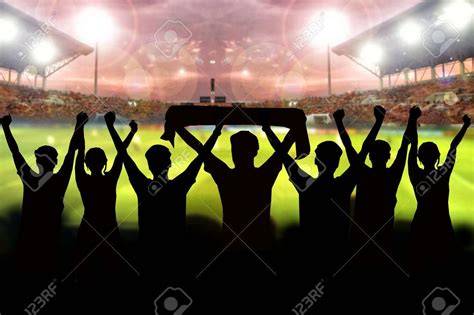 Aficionados de fútbol disfrutando de bocadillos en un estadio
