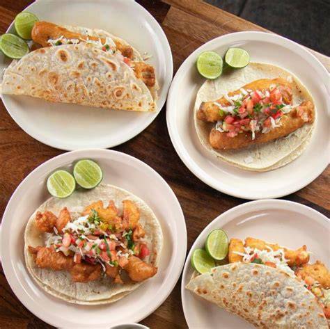 Variedad de tacos de mariscos presentados en fila