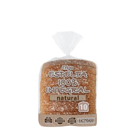 Pan de molde de espelta recién horneado