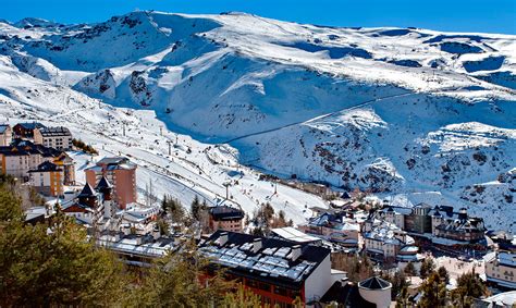 Paisaje de Sierra Nevada con bodegas de curación de jamón