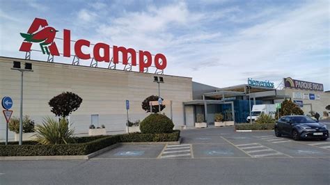 Fachada exterior y acceso al hipermercado Alcampo en Espacio Torrelodones