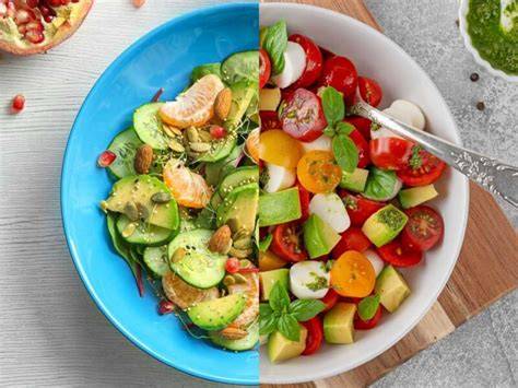 Variedad de ensaladas con aguacate