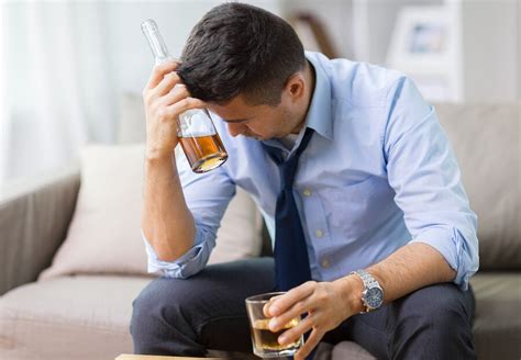 Persona consumiendo alcohol