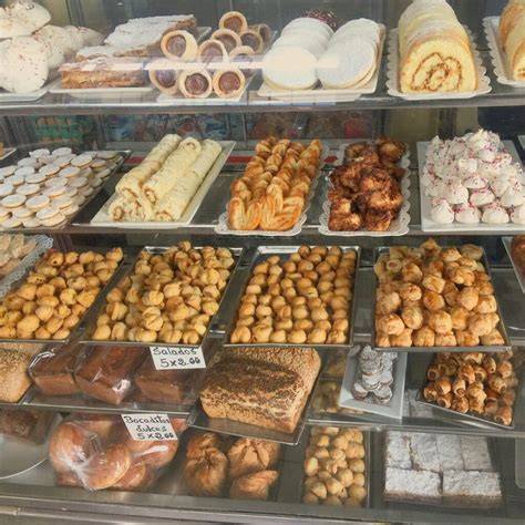 Variedad de dulces y pasteles en Panadería Confitería El Desquite