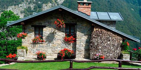 Paisaje rural en Guisando con casas de piedra y naturaleza