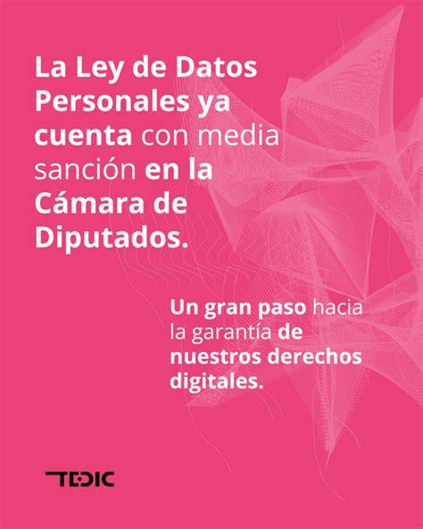 Iconos representando datos personales, cámara de video y ley