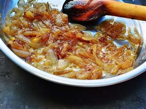 Cebolla caramelizada en un cazo