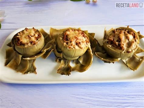 Corazones de alcachofas rellenas de carne en un plato
