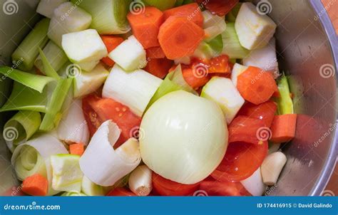 Variedad de verduras frescas cortadas listas para cocinar