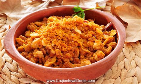 Plato tradicional de migas con ingredientes