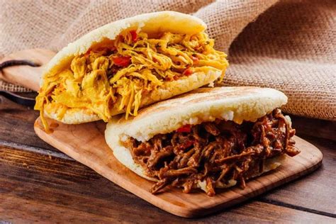 Fotografía de una arepa rellena