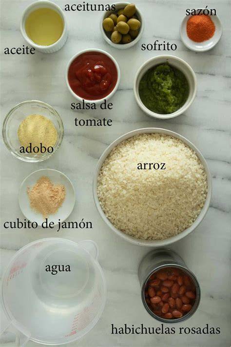 Mesa con ingredientes para arroz con habichuelas
