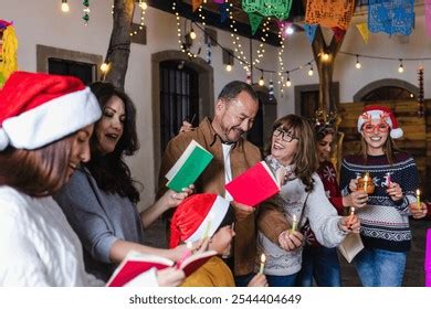 Familia cantando villancicos