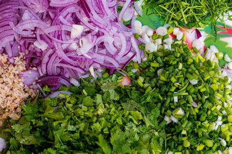Cebolla, tomate y cilantro picados finamente