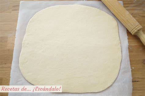 Masa estirada con la mantequilla colocada encima