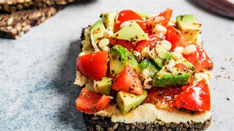 Tostada con hummus y aguacate