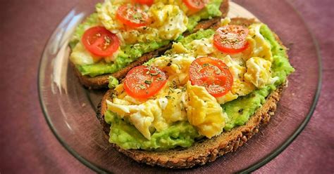 Tostada fitness con aguacate y huevo