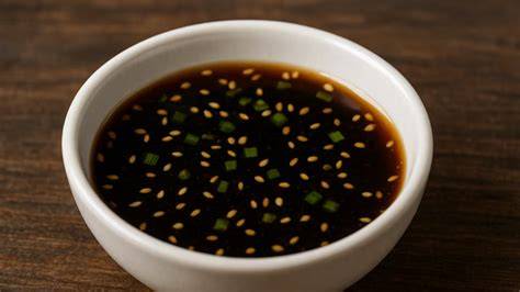 Ingredientes para hacer salsa Ponzu: yuzu, salsa de soja, mirin, copos de bonito y alga kombu