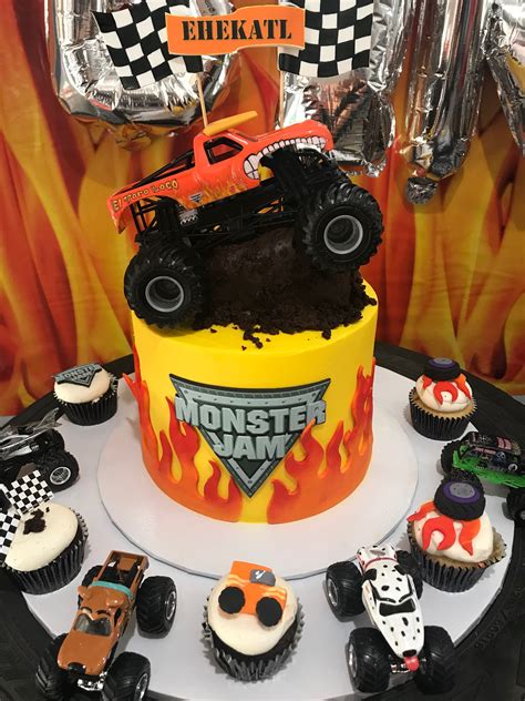 Tarta de cumpleaños temática de monster truck