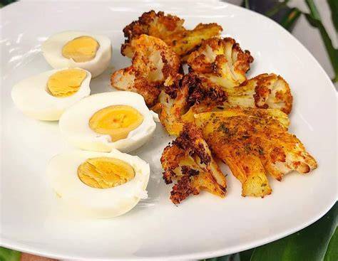 Coliflor fresca y huevos cocidos