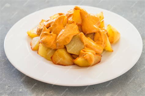 Patatas bravas tradicionales españolas