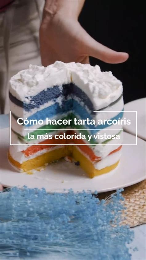 Tarta Arcoíris cortada con sus capas de colores