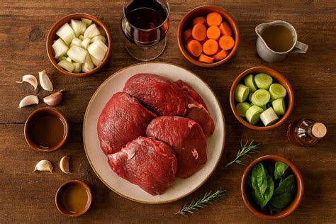 Ingredientes frescos para carrilleras de ternera