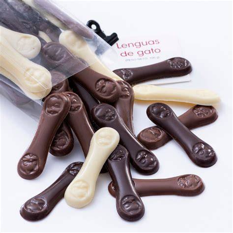 Lenguas de gato decoradas con una punta bañada en chocolate
