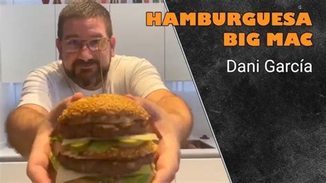 Dani García preparando una hamburguesa