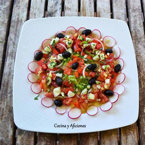 Tomates Rosas de Barbastro cortados en rodajas en una ensalada