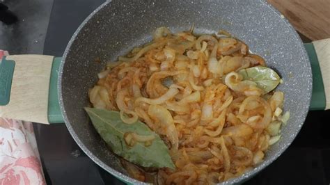 Sofrito terminado con cebolla, laurel y pimentón