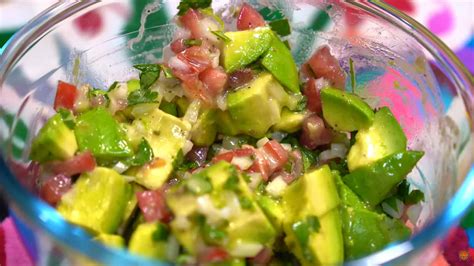 Proceso de preparación de la ensalada de aguacate y mandarina
