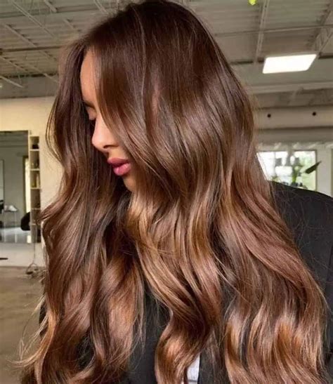 Tono de cabello marrón chocolate con reflejos caramelo