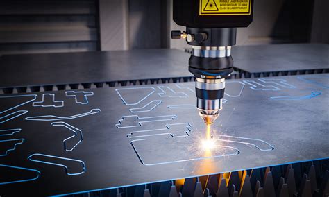 Detalle de una máquina de corte láser trabajando en un material.