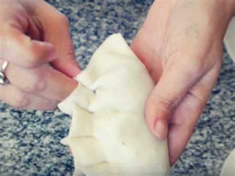 Proceso de repulgue en empanada argentina