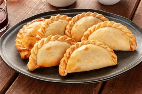 Mesa con variedad de empanadas argentinas