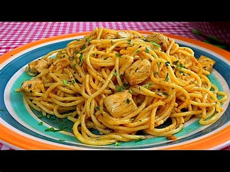 Espaguetis con pechuga de pollo al ajillo listos para servir
