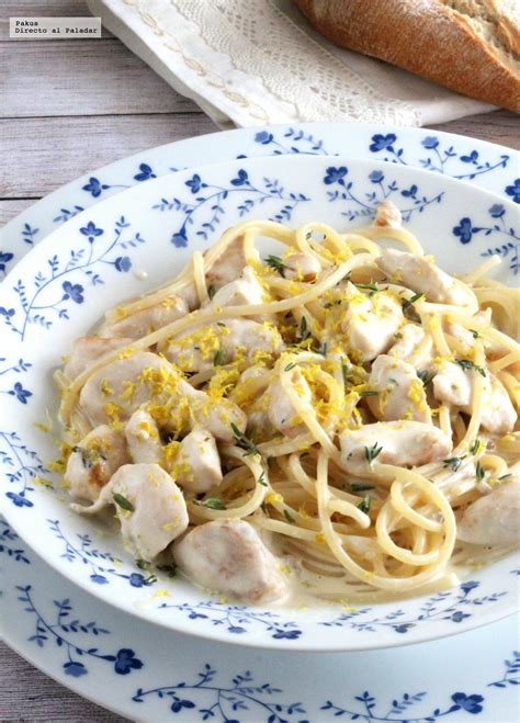 Espaguetis incorporados a la salsa cremosa con pollo