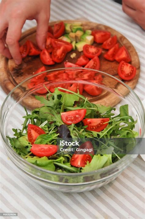 Proceso de preparación de ensalada vegana