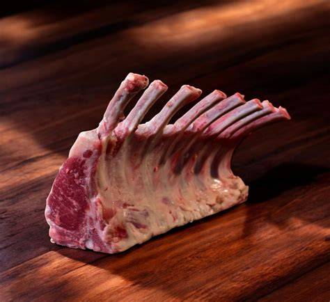 Rack de cordero listo para cocinar