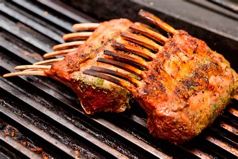 Rack de cordero dorado a la parrilla