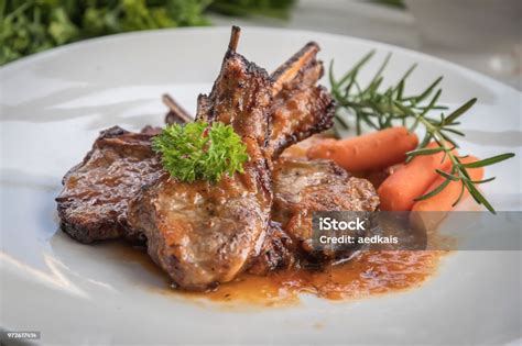 Plato de rack de cordero con guarnición