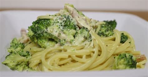 Ingredientes frescos para espaguetis con brócoli al curry