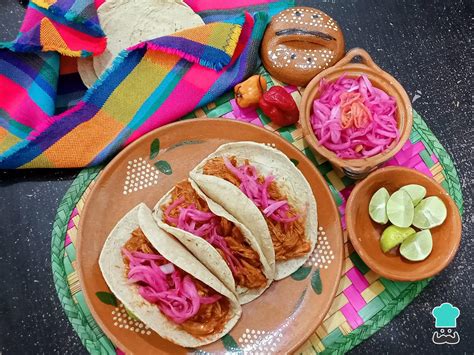 Cochinita pibil servida en taco con cebolla morada