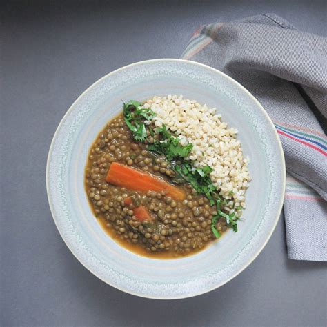 Imagen apetitosa de un plato de lentejas con verduras y arroz