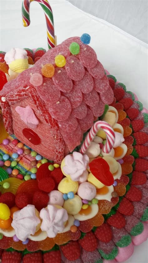Variedad de tartas de chuches con diseños creativos